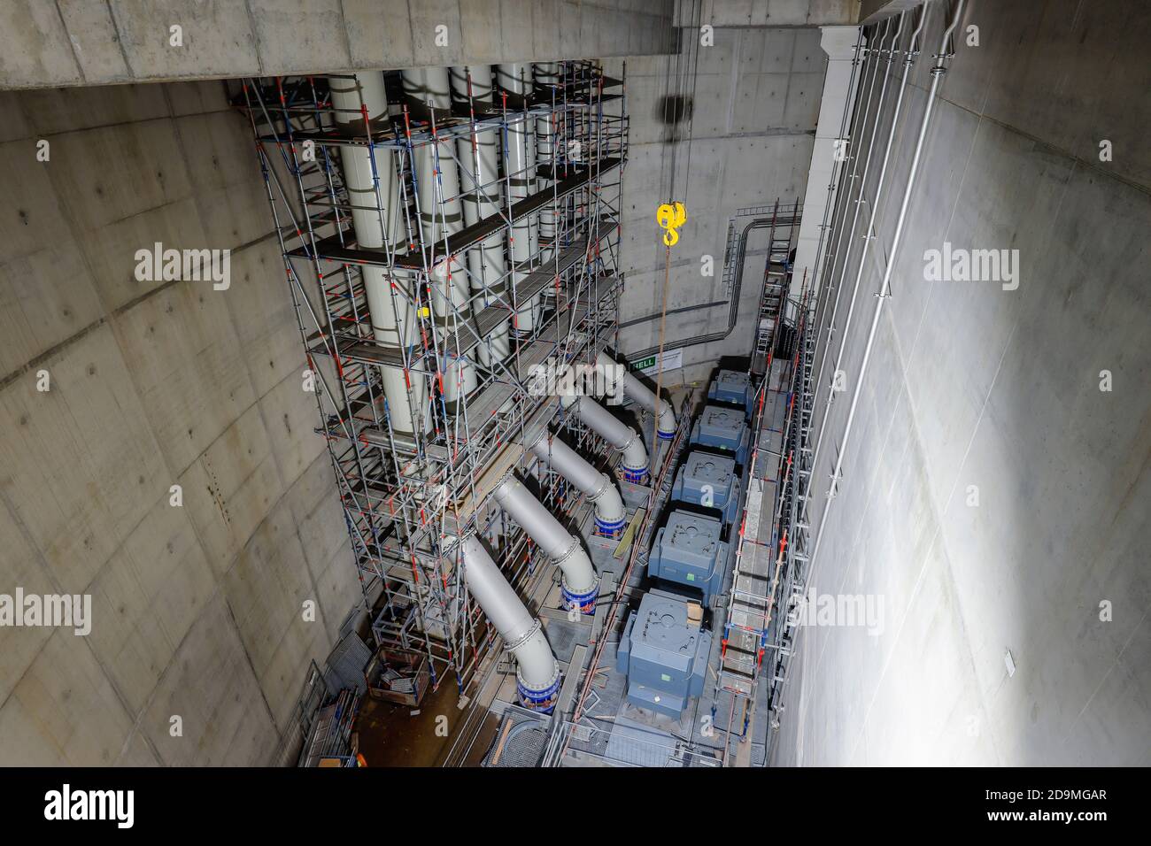 Oberhausen, Ruhr area, North Rhine-Westphalia, Germany, Emscher conversion, new construction of the Emscher AKE sewer, here the new construction of the Oberhausen pumping station, installation of the motors for pumps that will in future convey 16,000 liters of wastewater per minute, the ecological conversion of the Emscher system consists of building a central one Sewage treatment system in the Ruhr area, the construction of sewers and the renaturation of the Emscher and its tributaries. Stock Photo