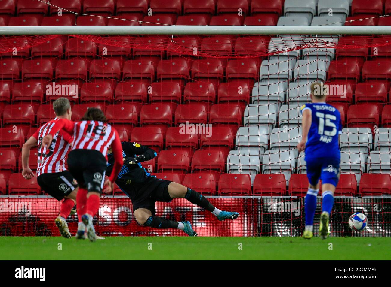 GOAL Grant Leadbitter (23) of Sunderland scores a penalty to make it 2-1 Stock Photo