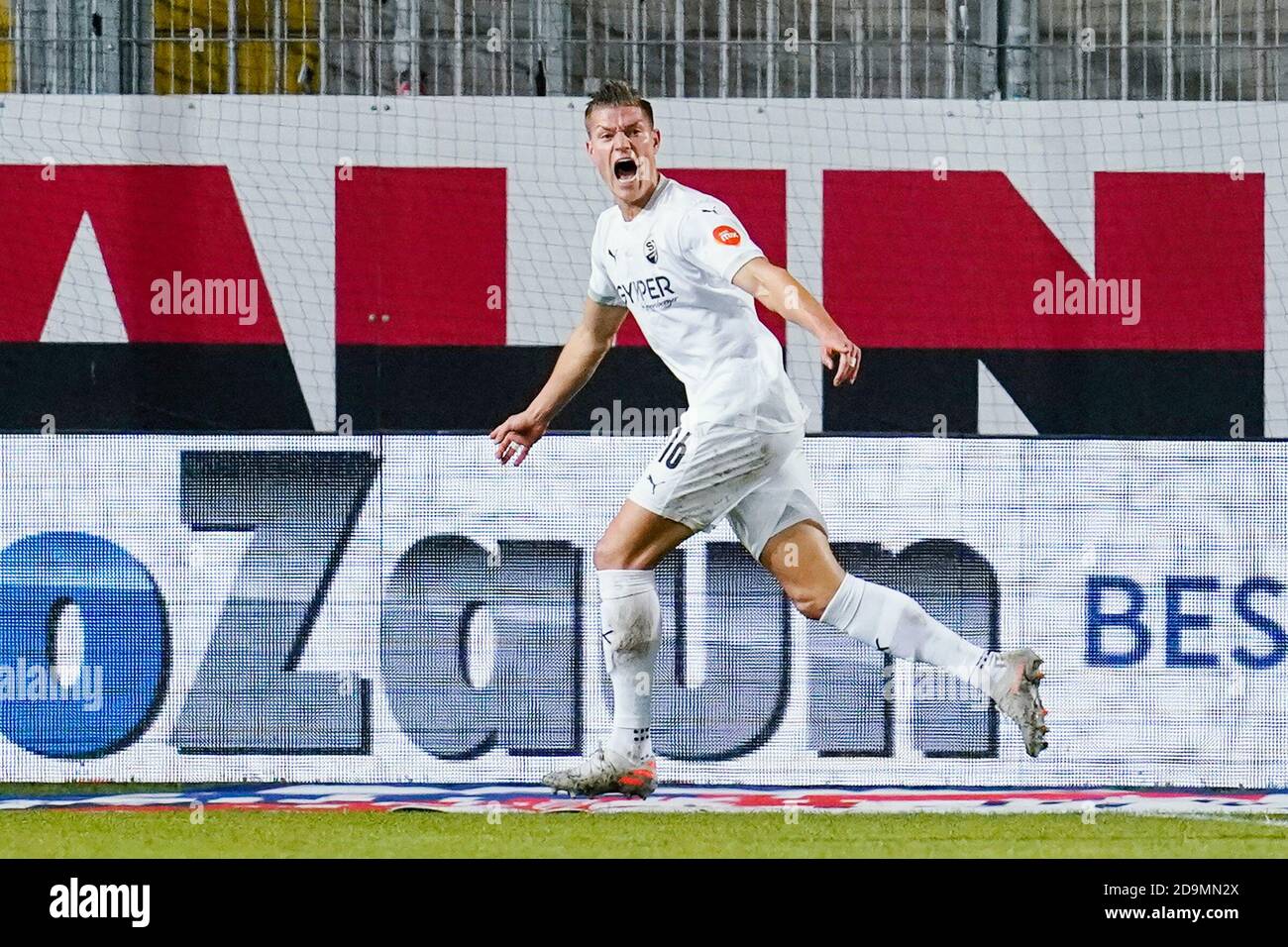 Sandhausen, Germany. 06th Nov, 2020. Football: 2nd Bundesliga, SV Sandhausen - Eintracht Braunschweig, 7th matchday, Hardtwaldstadion. Sandhausen's goal scorer Kevin Behrens cheers for the goal of the 2:0. Credit: Uwe Anspach/dpa - IMPORTANT NOTE: In accordance with the regulations of the DFL Deutsche Fußball Liga and the DFB Deutscher Fußball-Bund, it is prohibited to exploit or have exploited in the stadium and/or from the game taken photographs in the form of sequence images and/or video-like photo series./dpa/Alamy Live News Stock Photo