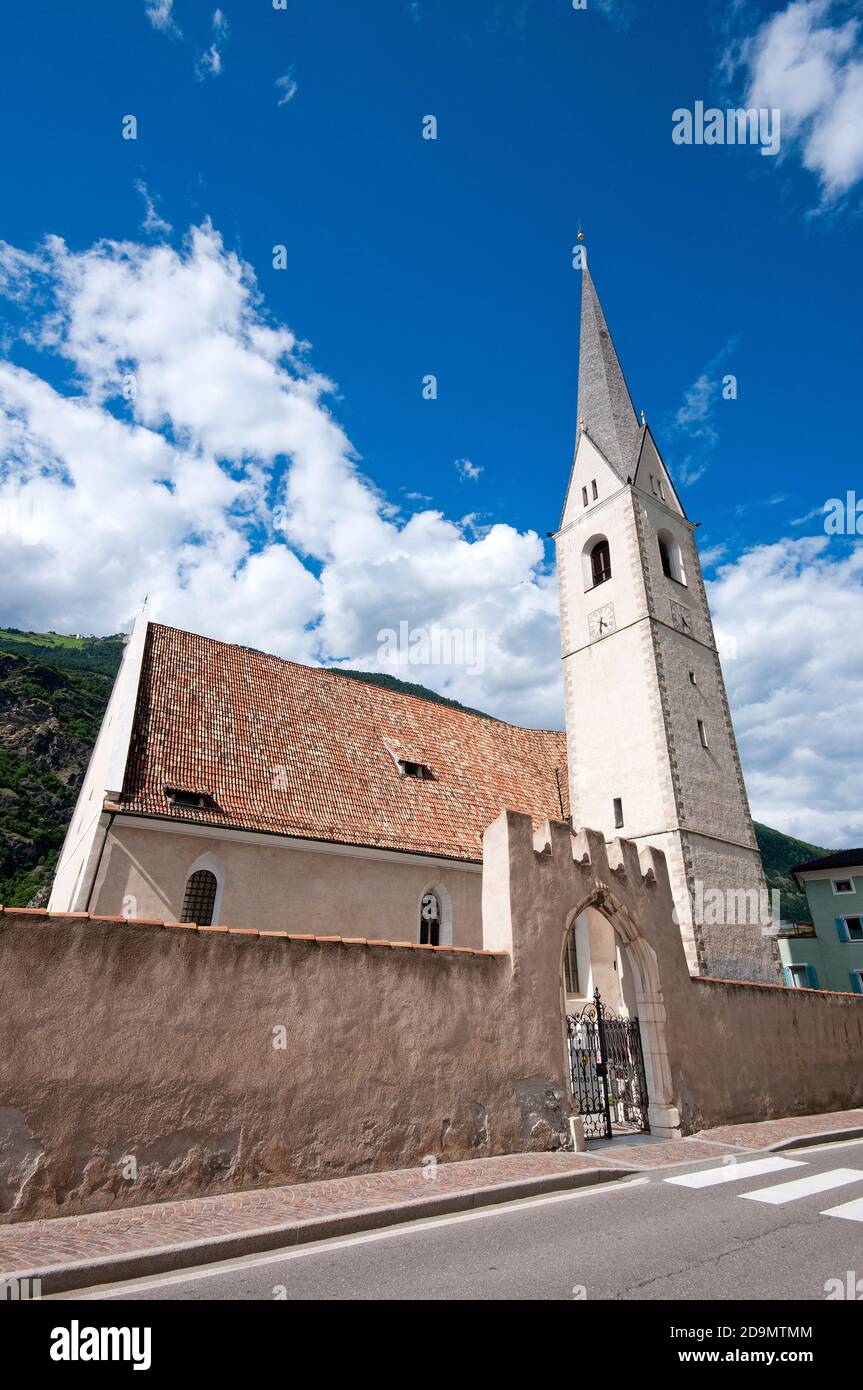 Parish church of SS Pietro e Paolo, Laces, Venosta Valley (Vinschgau), Bolzano, Trentino-Alto Adige, Italy Stock Photo