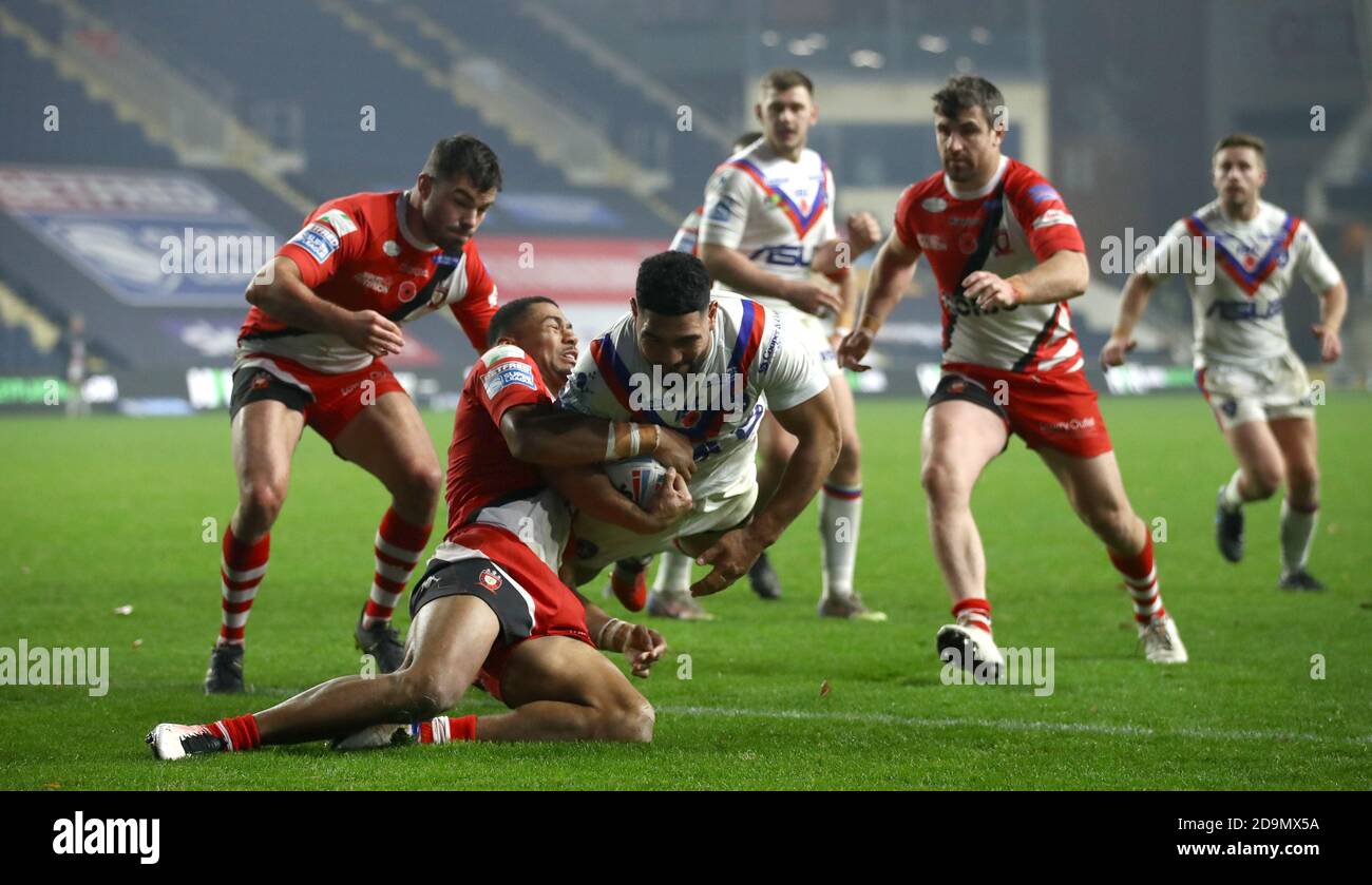 Wakefield Trinity's Kelepi Tanginoa dives in to score a try during the Betfred Super League match at the Emerald Headingley Stadium, Leeds. Stock Photo