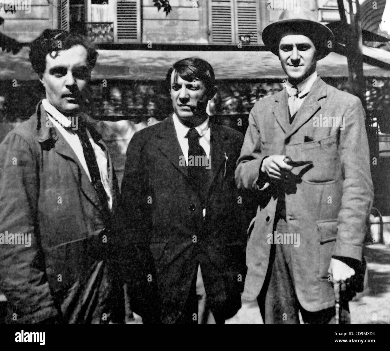 Modigliani, Picasso and André Salmon. Photograph of Amedeo Clemente Modigliani, Pablo Picasso and André Salmon in front of the Café de la Rotonde in Paris. Image taken by Jean Cocteau, c.1915 Stock Photo