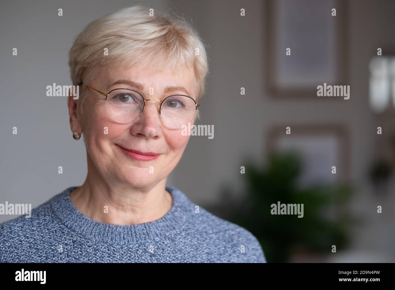 Old people smiling senior hi-res stock photography and images - Alamy