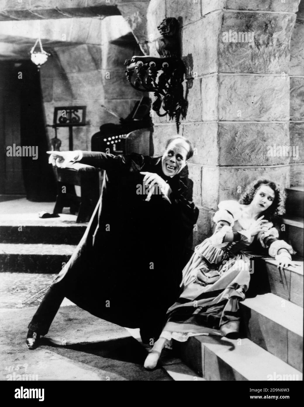 1920s 1925 LON CHANEY AND MARY PHILBIN THE PHANTOM OF THE OPERA HOLLYWOOD SILENT MOVIE PUBLICITY STILL - h9865 NAW001 HARS MARY B&W MOVIES HORROR NORTH AMERICA OPERA NORTH AMERICAN OCCUPATION FILMS ADVENTURE CINEMAS DISCOVERY PERFORMER AND CAREERS ENTERTAINER OCCUPATIONS TERROR CONCEPTUAL PHANTOM ACTORS 1925 SILENT MOVIE MOTION PICTURE MOTION PICTURES PUBLICITY STILL CREATIVITY ENTERTAINERS MOVIE STILL PERFORMERS BLACK AND WHITE CAUCASIAN ETHNICITY OLD FASHIONED Stock Photo