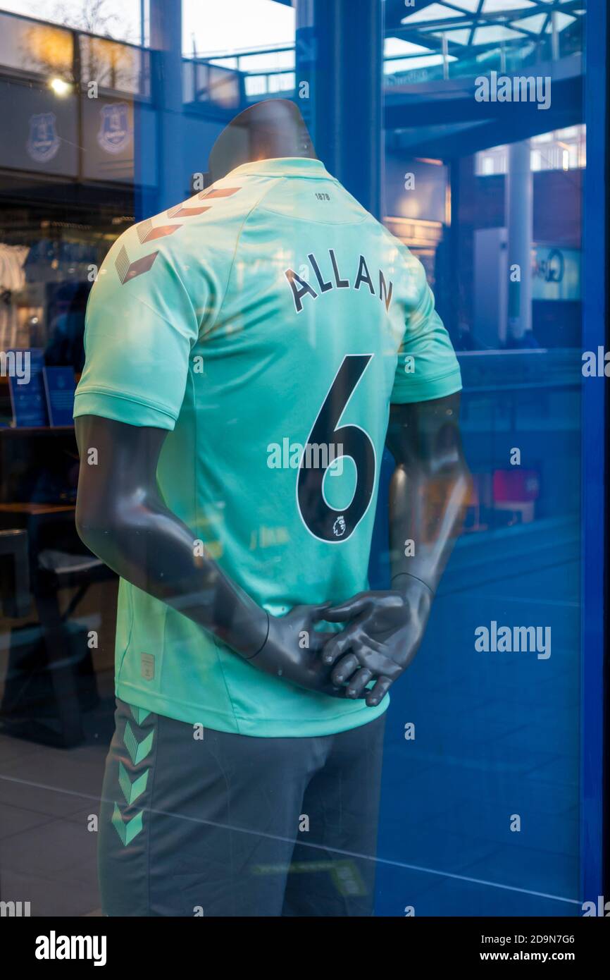 No. 6 Allan tee-shirt displayed in the window of the Liverpool One Everton shop. Allan Marques Loureiro, from Brazil, a star central midfielder Stock Photo