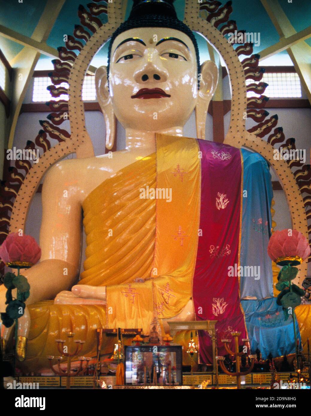 1980s BUDDHA STATUE IN THE TEMPLE OF 1,000 LIGHTS IS 15-METER HIGH WEIGHS 300 TONS THE SAKYA MUNI BUDDHA GAYA TEMPLE SINGAPORE - kr38920 PHT001 HARS FAITHFUL MONASTERY BUDDHIST FAITH LIGHT BULBS MULTICULTURALISM STYLIZED WEIGHS BELIEF NUMEROUS OLD FASHIONED REVERED Stock Photo