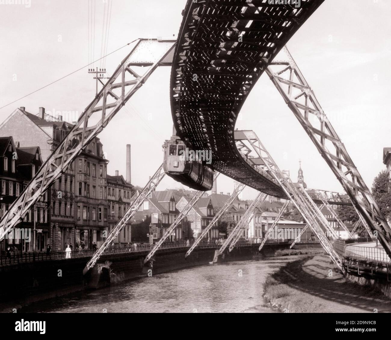 1930s WUPPERTAL SCHWEBEGAHN ELEVATED MONORAIL SKYTRAIN OVER WUPPER RIVER PREWAR WUPPERTAL GERMANY - r6987 HAR001 HARS OLDEST SUSPENSION Stock Photo
