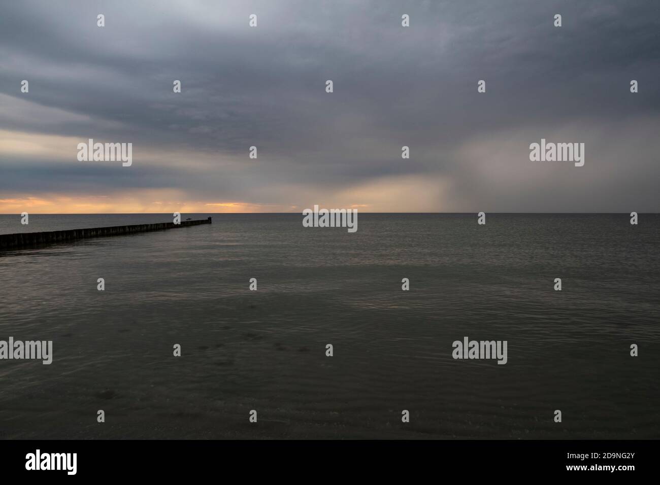 Cloudy sea sunset hi-res stock photography and images - Alamy