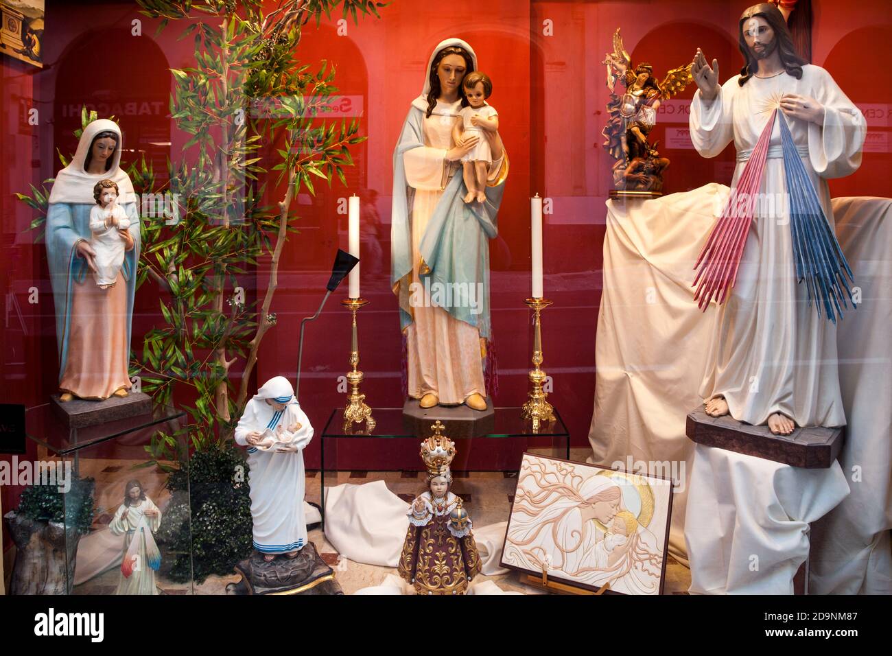 Christian porcelain figures, shop windows, figures of saints, shop