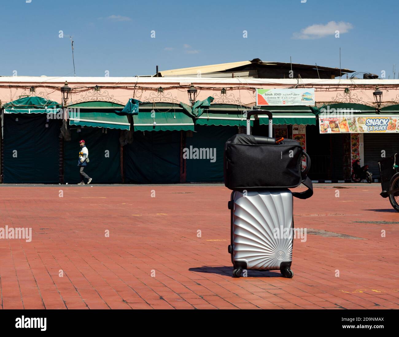 A travel bag standing in the closed souks of Marrakech, before the nationwide lockdown started.  Jemaa el Fna market, Medina, Marrakech / Morocco Stock Photo