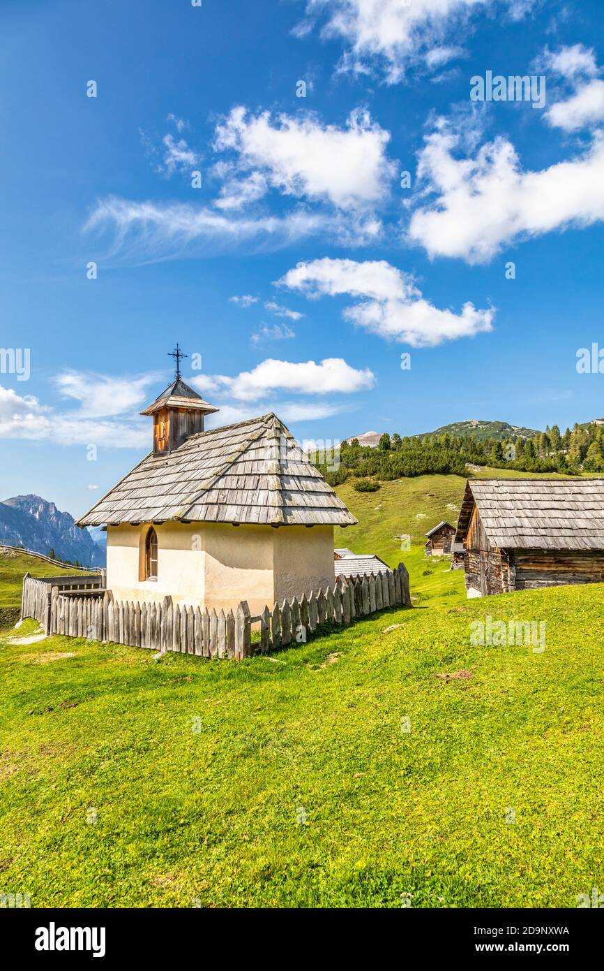 the small alpine chapel in honour of Saint Anthony and the village around it, Fodara Vedla, Dolomites, San Vigilio di Marebbe / St. Vigil in Enneberg, Bolzano / Bozen, South Tyrol / Südtirol, Italy, Europe Stock Photo