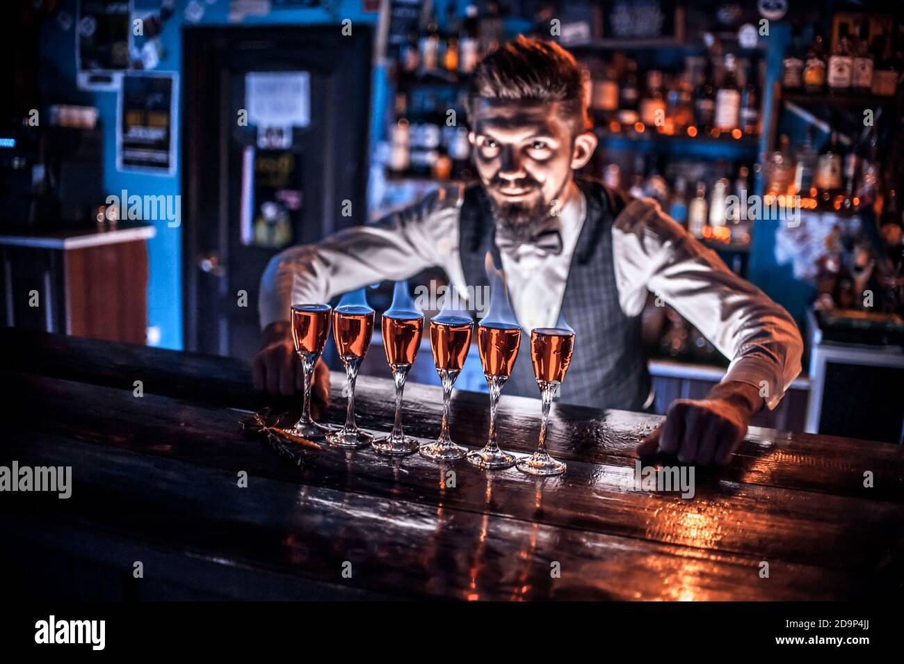 Barman cocktails on bar hi-res stock photography and images - Alamy