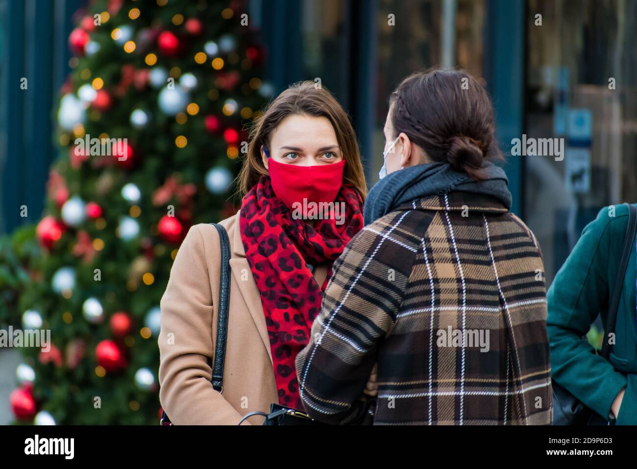 Girls wearing masks hi-res stock photography and images - Alamy