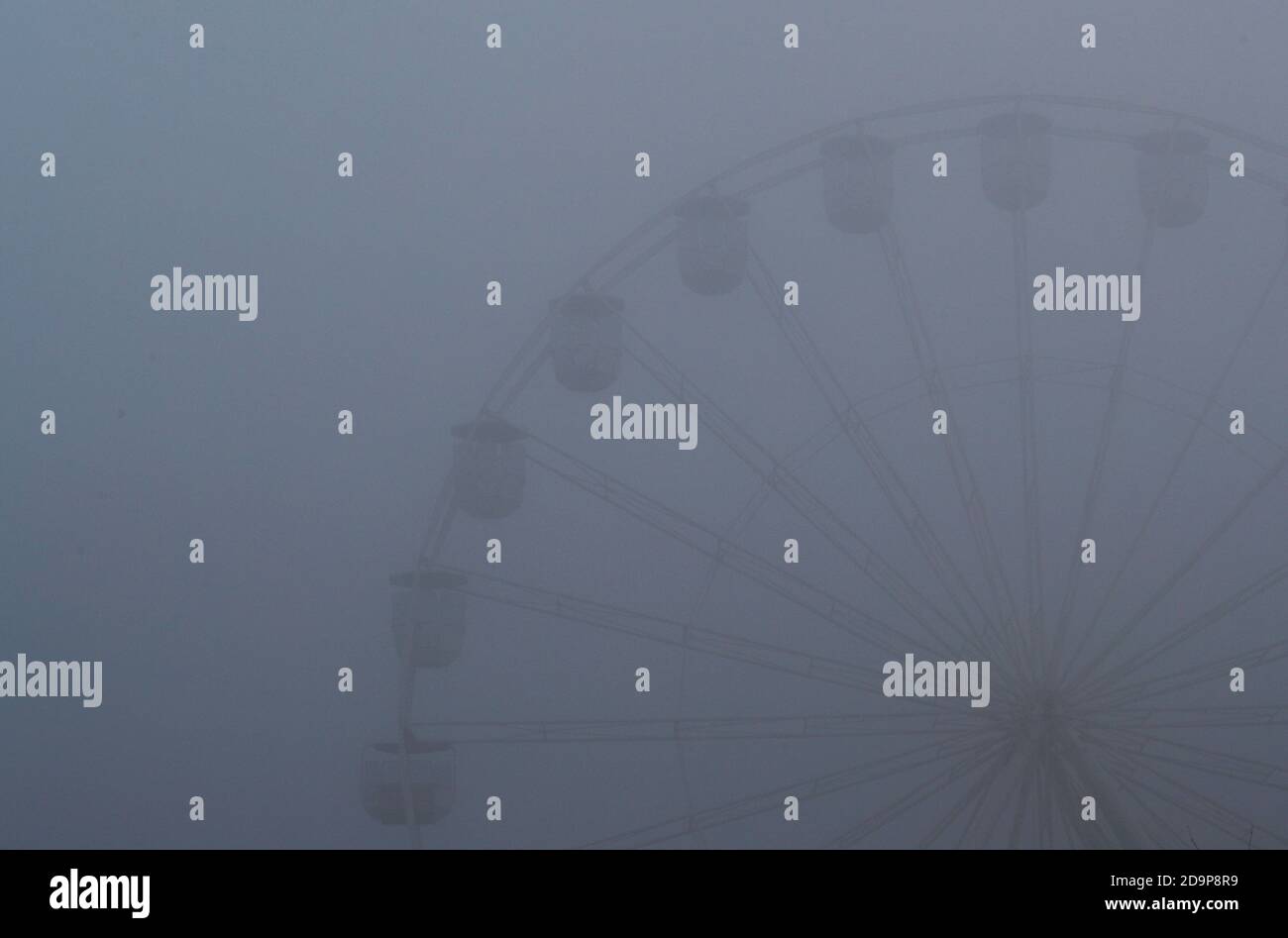 Leicester, Leicestershire, UK. 7th November 2020. UK weather.  A big wheel erected as part of Diwali celebrations sits in fog during the second coronavirus pandemic lockdown. Credit Darren Staples/Alamy Live News. Stock Photo