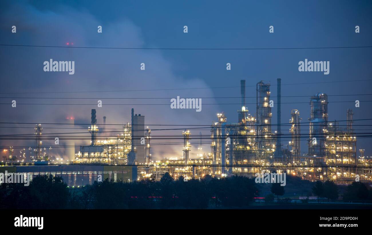 Germany, Saxony-Anhalt, Leuna, Total Refinery Central Germany, dusk, Leuna chemical site Stock Photo