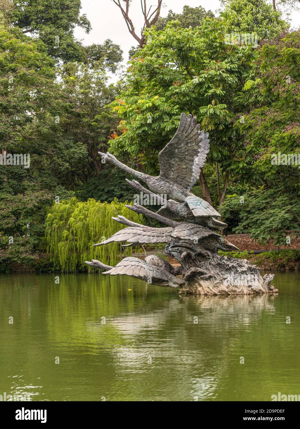 Swan statue in garden hi-res stock photography and images - Alamy