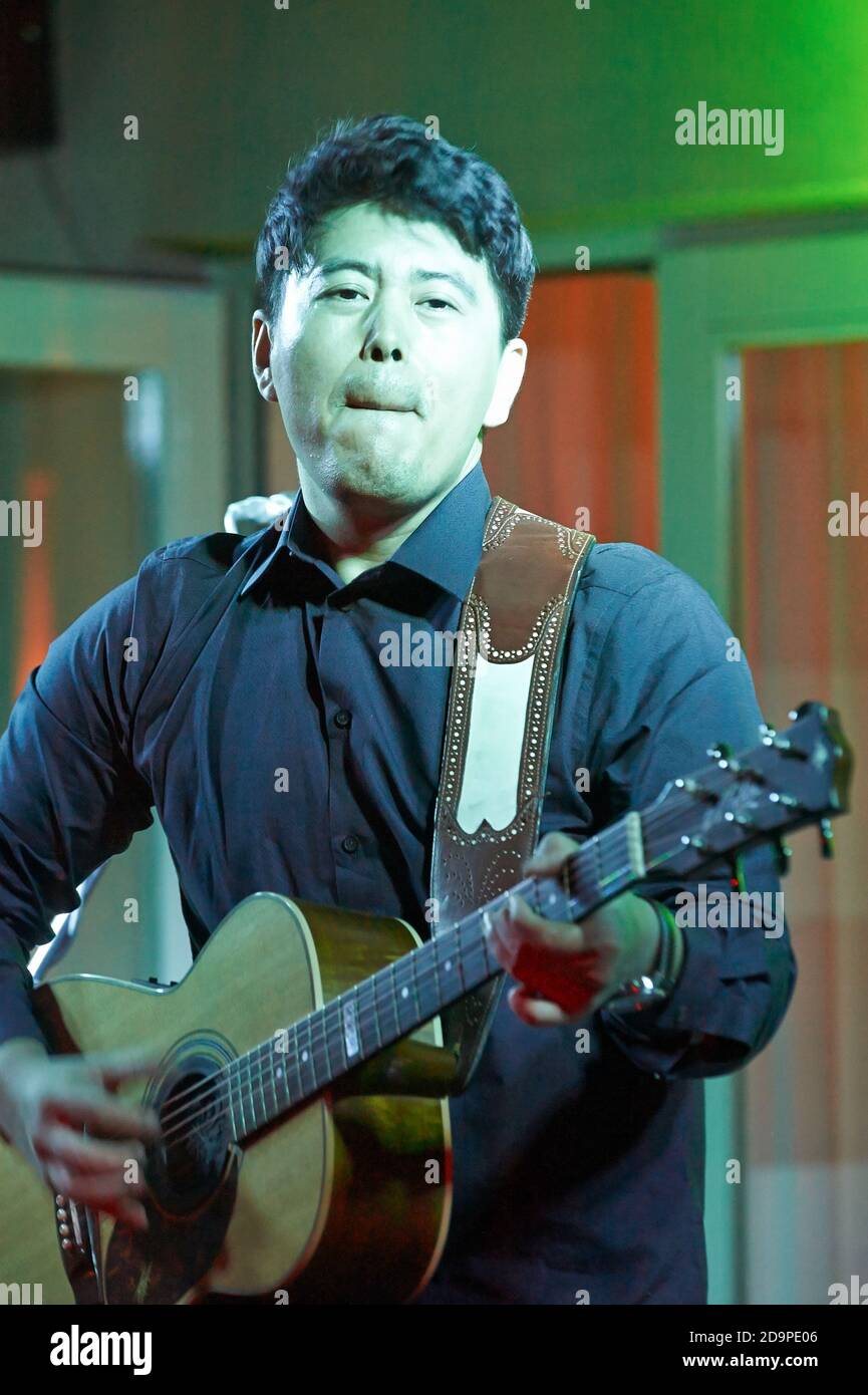 Chinese guitar player deals