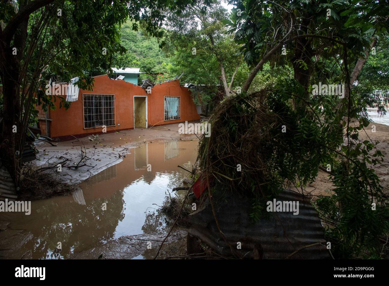 San Pedro Sula, Honduras. 06th Nov, 2020. A view of a flooded home on the banks of the Chemelecon River in San Pedro Sula.Three days after Hurricane Eta hit the Nicaraguan coast as a Category 4 storm, the aftermath of flooding and mudslides has displaced over 350,000 Hondurans. The death toll in Central America is over 100 and expected to rise because of many missing people Credit: SOPA Images Limited/Alamy Live News Stock Photo