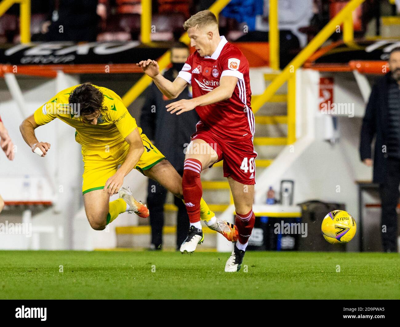 Aberdeen, Scotland, UK. 6th November 2020  Ross McCrorie of Aberdeen is strong in the challenge with Joe Newell of Hibernian during the Aberdeen v Hib Stock Photo