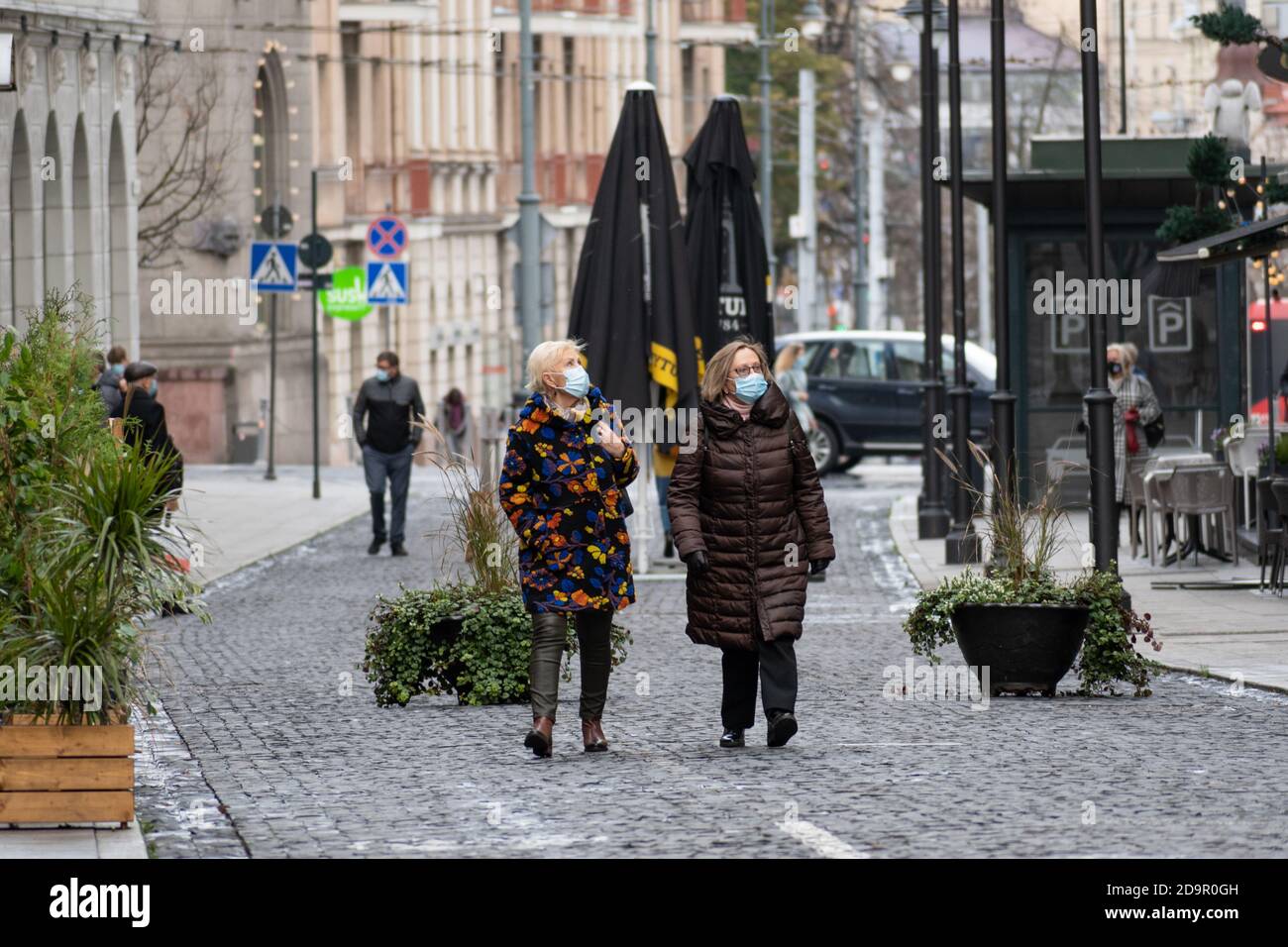 Elderly people wearing masks hi-res stock photography and images - Alamy