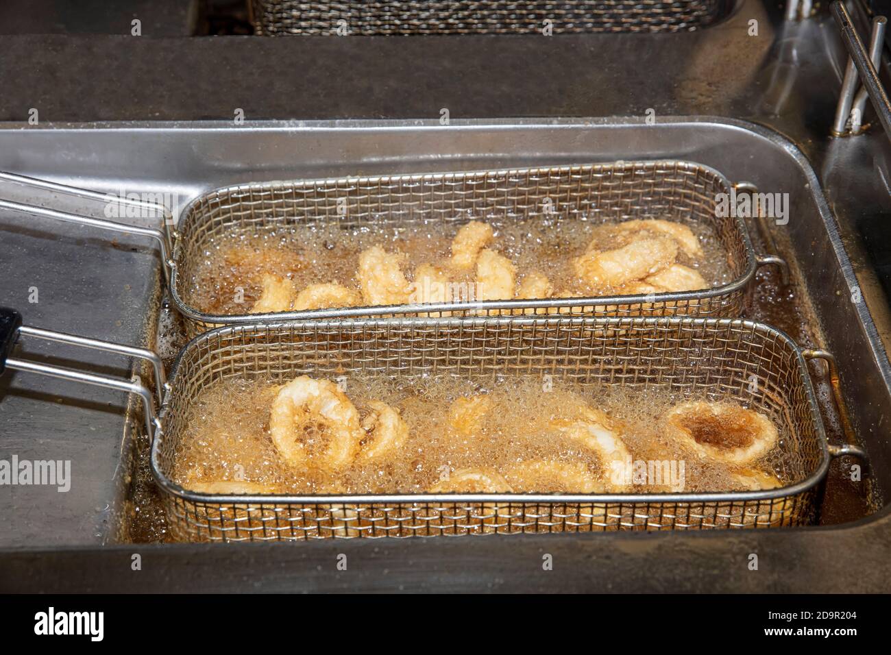 Squid is fried in oil. Deepfry food in oil. Deep Fried Calamari Rings