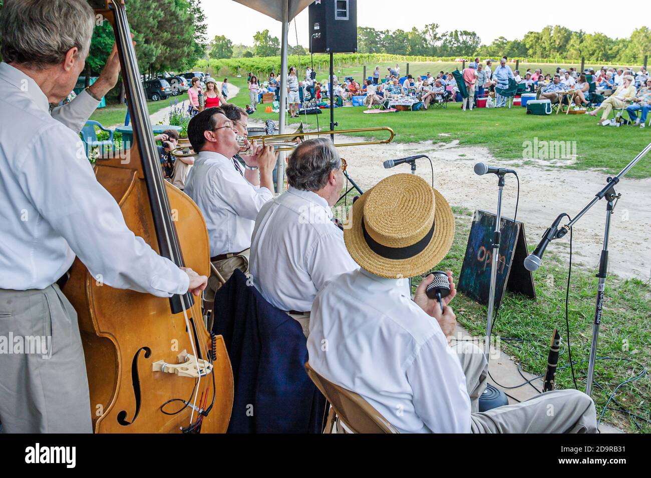 Louisiana Northshore,Mandeville Pontchartrain Vineyards,Jazz'n the Vines Outdoor Concert Series,audience musicians play playing entertain entertaining Stock Photo