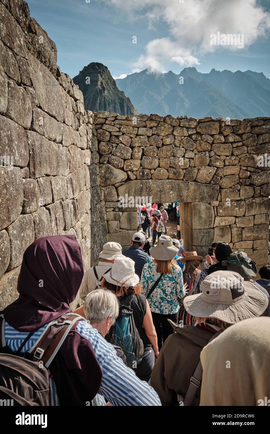 Queues of tourists exploring the ruins of Machu Picchu, Peru Stock Photo