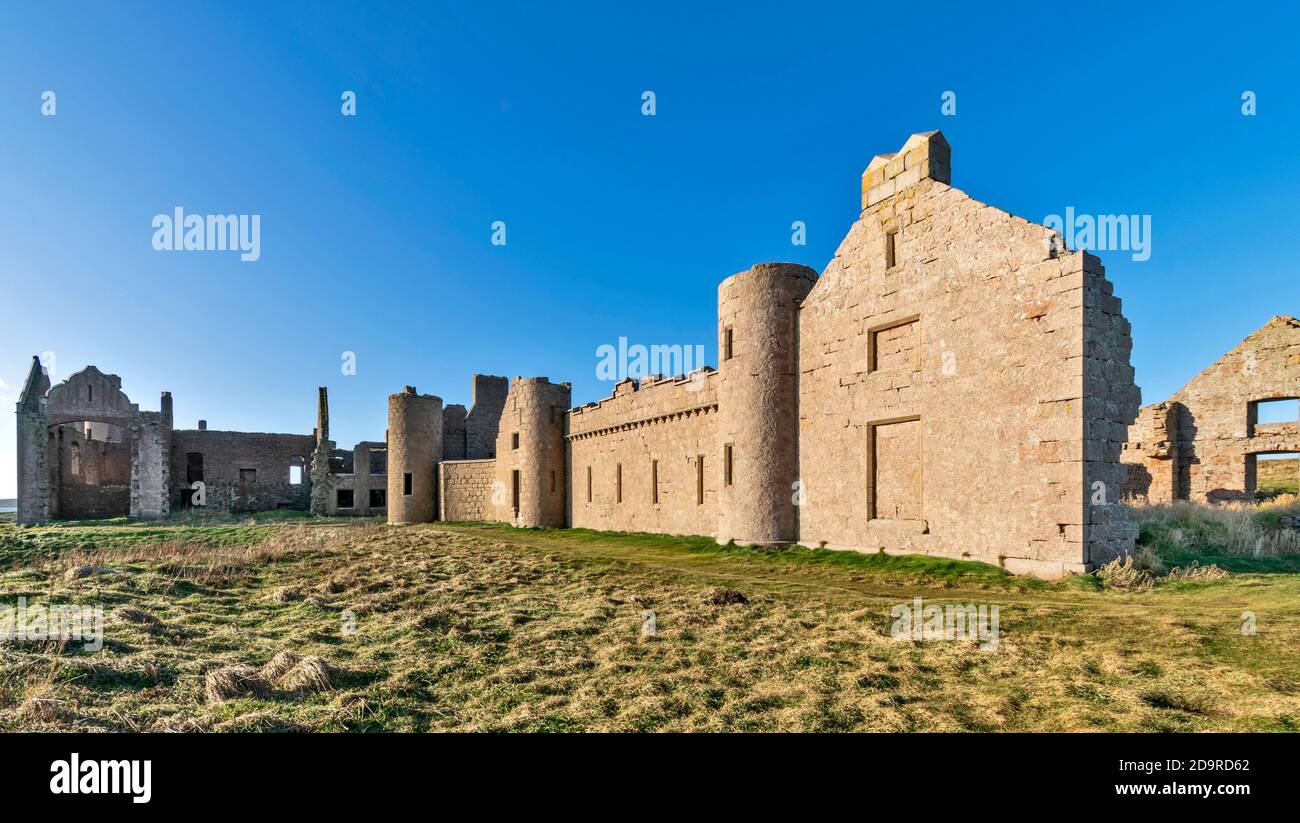 SLAINS CASTLE CRUDEN BAY ABERDEENSHIRE SCOTLAND EXTENSIVE RUINS OF A REMOTE CASTLE VIEWED FROM SEAWARD SIDE Stock Photo
