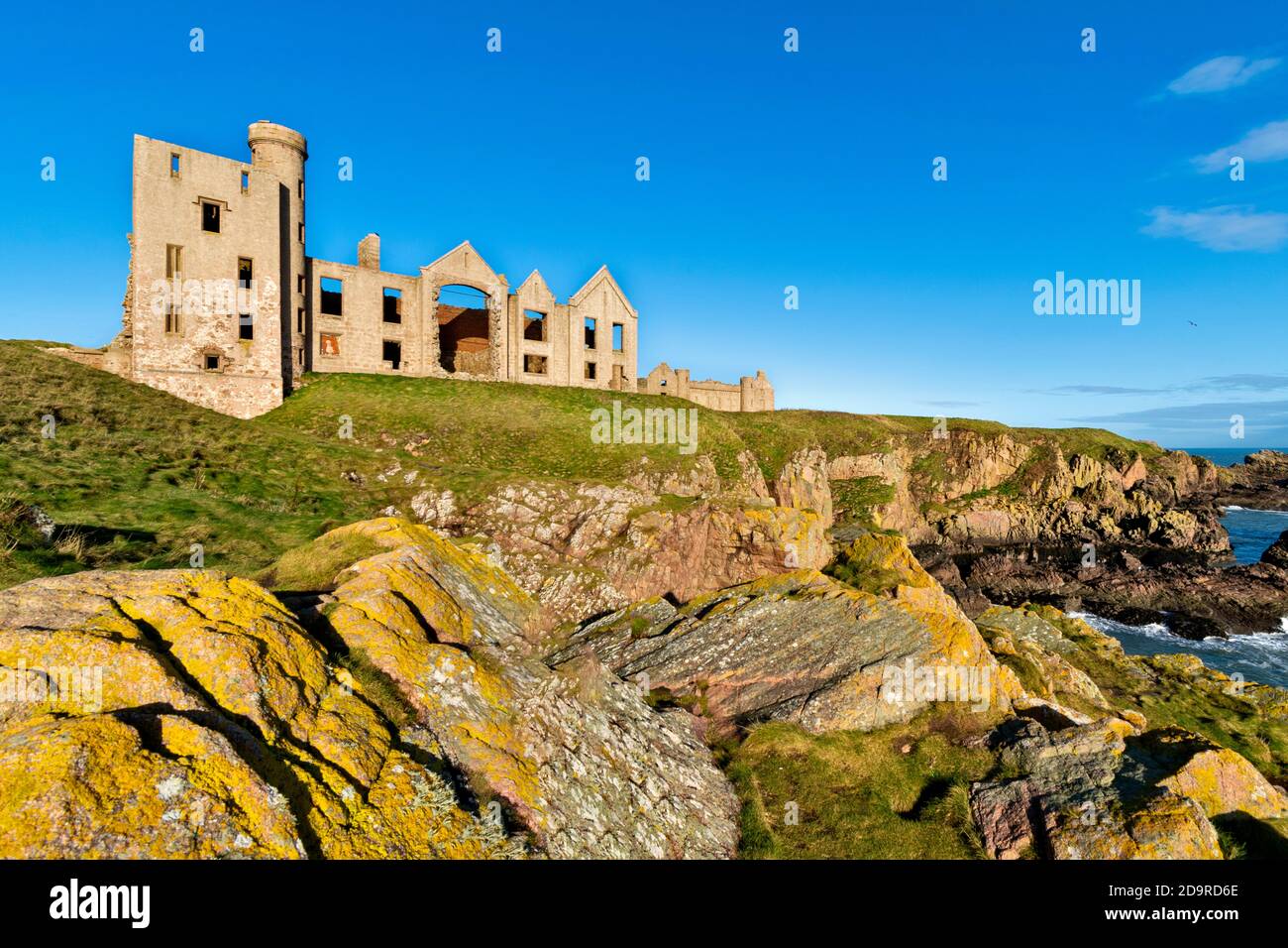 SLAINS CASTLE CRUDEN BAY ABERDEENSHIRE SCOTLAND HIGH ON THE RUGGED CLIFFS OVERLOOKING THE NORTH SEA Stock Photo