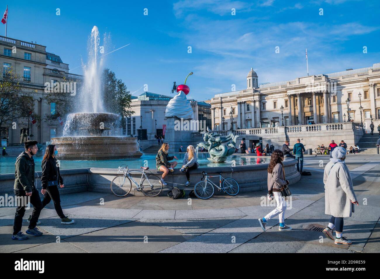 London, UK. 07th Nov, 2020. The second lockdown is underway but Trafalgar Square is fairly busy with visitors, some of whom have cycled but many must have come by public transport. The number of visitors does not appear to be dramatically reduced despite the increasing of Coronavirus (COVID-19) lock-down restrictions. Credit: Guy Bell/Alamy Live News Stock Photo