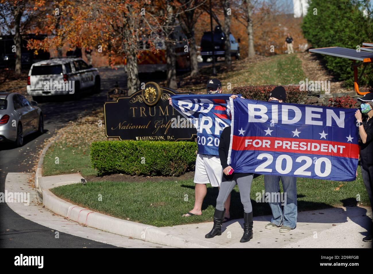U.S. President Donald Trump arrives in a motorcade at Trump National Golf Club, as supporters of Democratic presidential nominee Joe Biden react as votes continue to be counted following the 2020 U.S. presidential election in Sterling, Virginia, U.S., November 7, 2020.  REUTERS/Carlos Barria Stock Photo
