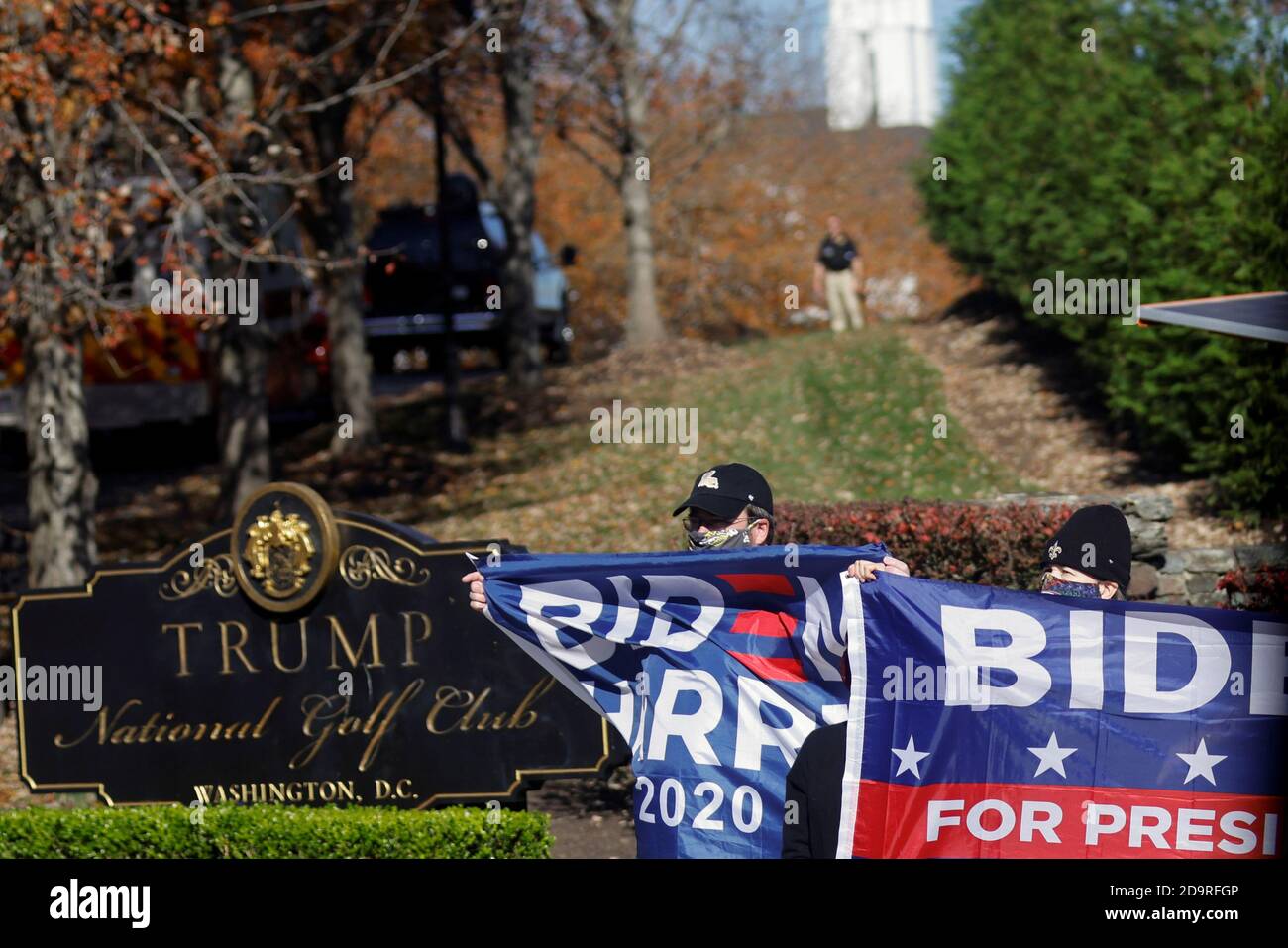 U.S. President Donald Trump arrives in a motorcade at Trump National Golf Club, as supporters of Democratic presidential nominee Joe Biden react as votes continue to be counted following the 2020 U.S. presidential election in Sterling, Virginia, U.S., November 7, 2020.  REUTERS/Carlos Barria Stock Photo