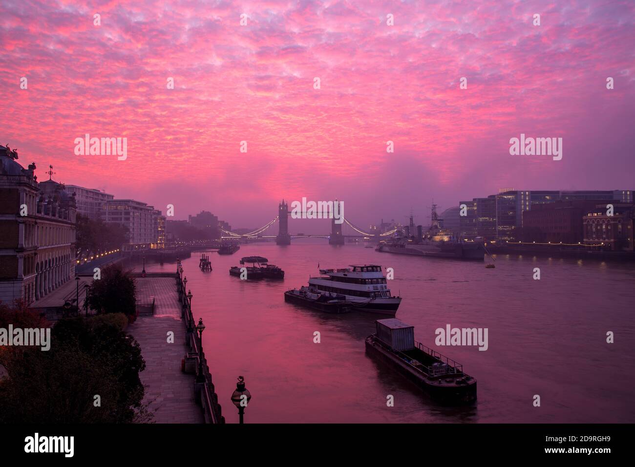 Foggy sunrise over the River Thames Stock Photo