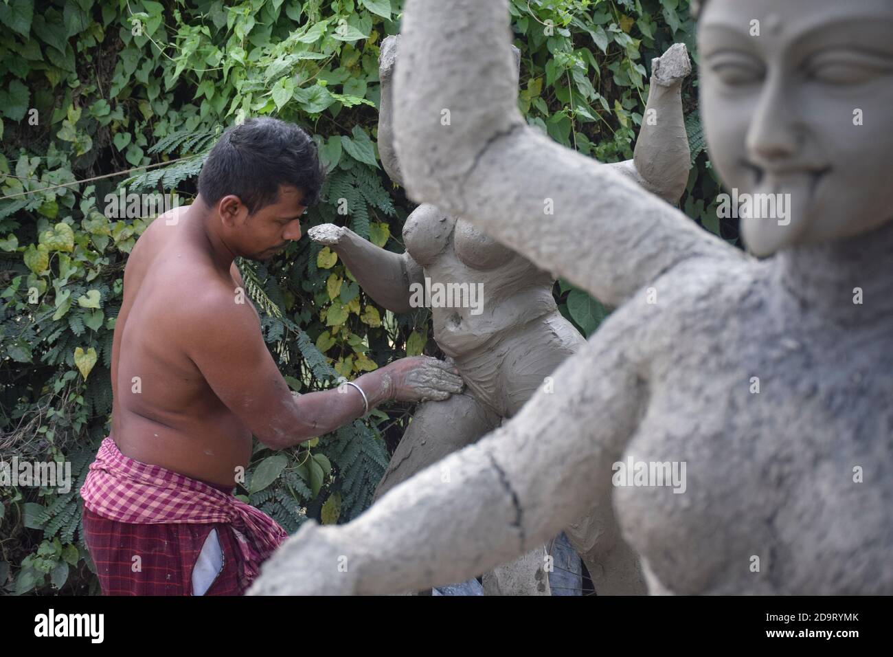 Kolkata, India. 06th Nov, 2020. An artist seen making an idol.The popular Hindu festival 'Dewali' is coming very soon. Many Hindus celebrate dewali as Kali puja in India. Credit: SOPA Images Limited/Alamy Live News Stock Photo