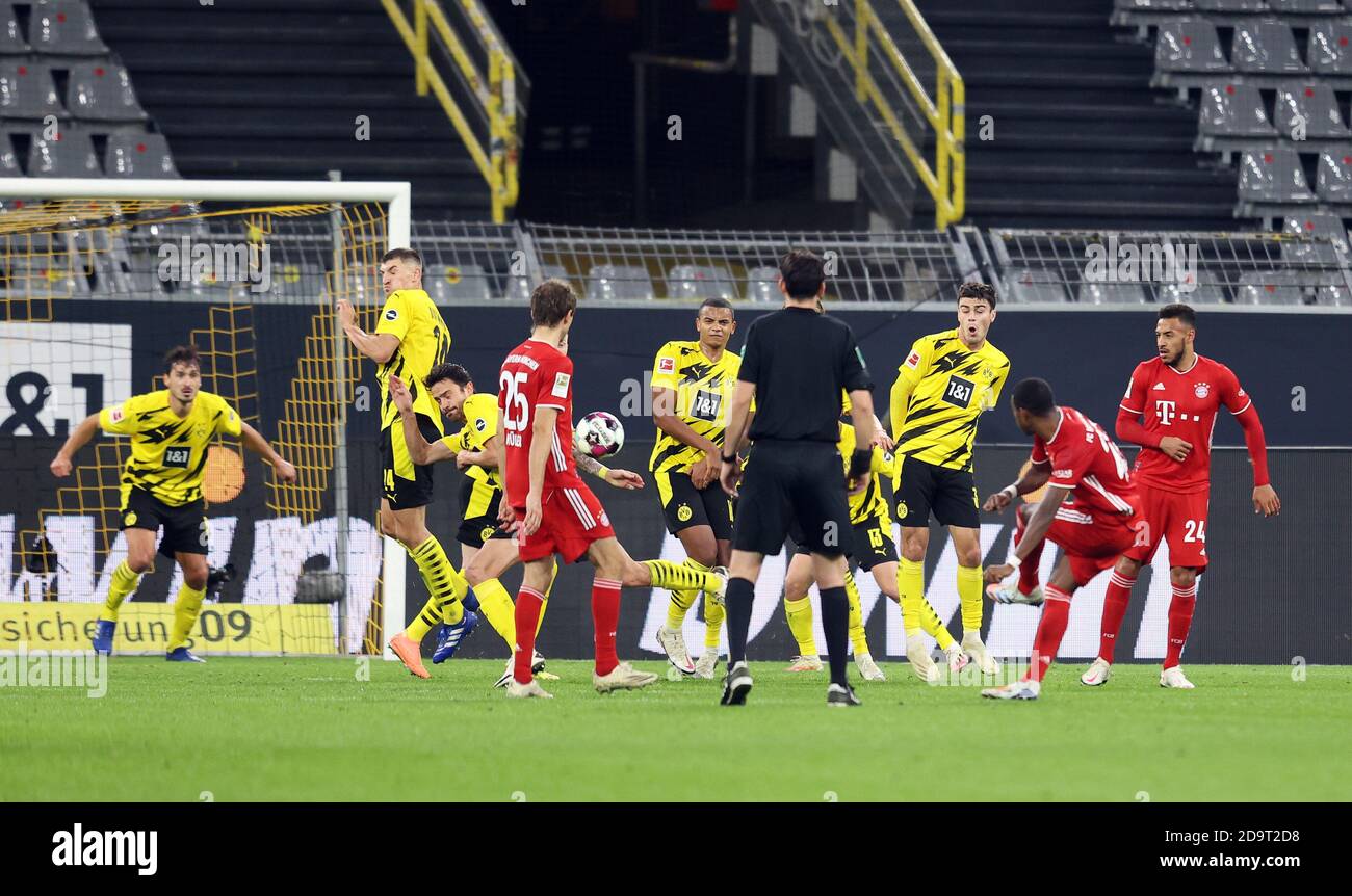 Dortmund, Deutschland. 08th Nov, 2020. firo: 07.11.2020 Soccer: Soccer: 1st  Bundesliga season 2020/21 BVB, Borussia Dortmund - FC Bayern Munich,  Muenchen FCB David Alaba, goal, goal, 1: 1, free kick, free kick
