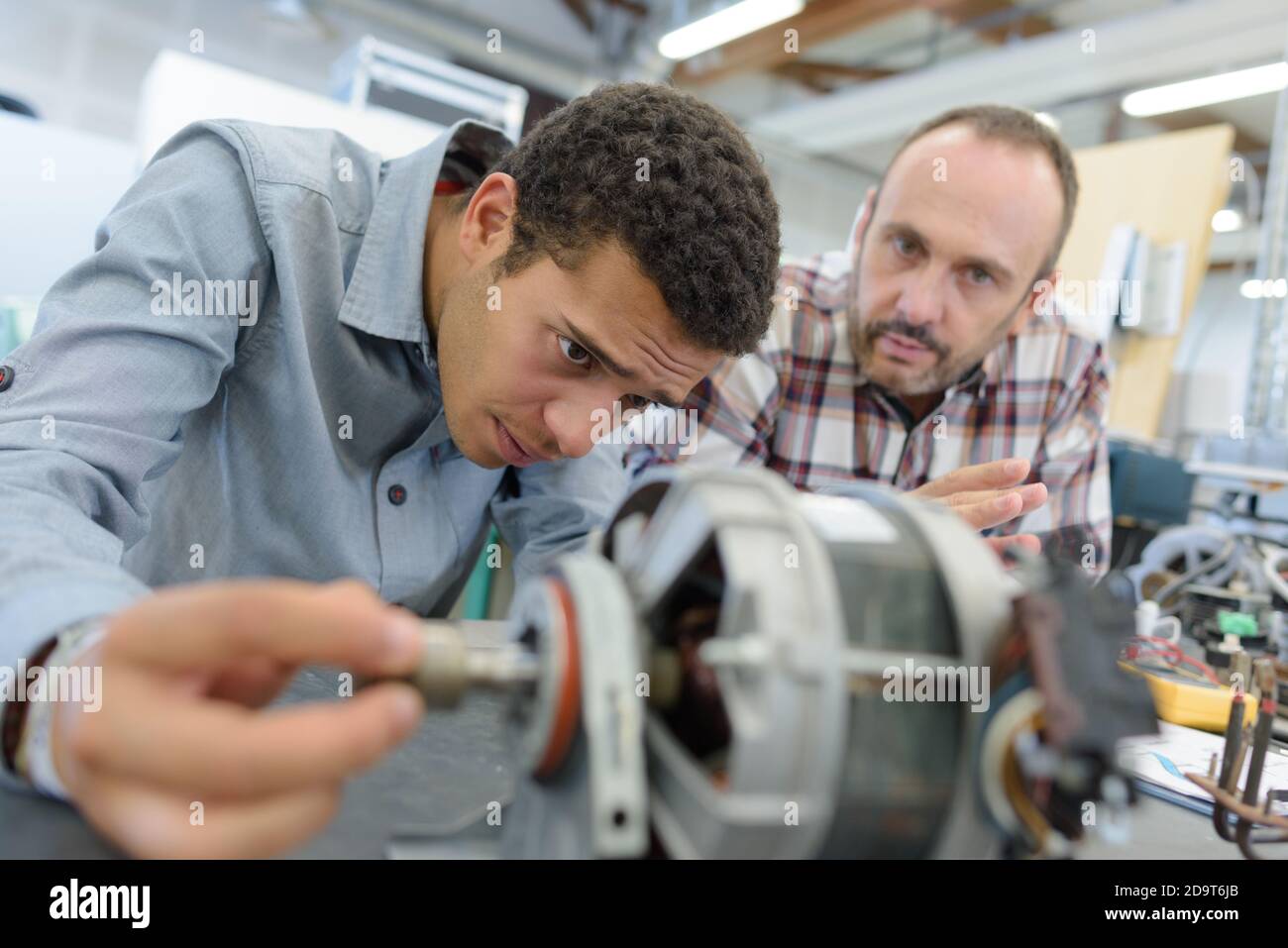 apprentice engineer setting up mechanical equipment Stock Photo - Alamy