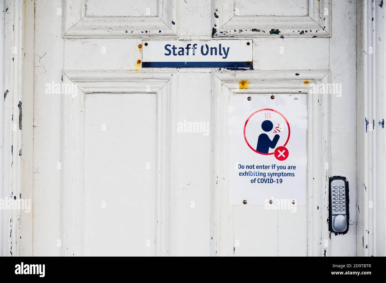 Staff sign do not enter if exhibiting symptoms of covid-19 Stock Photo