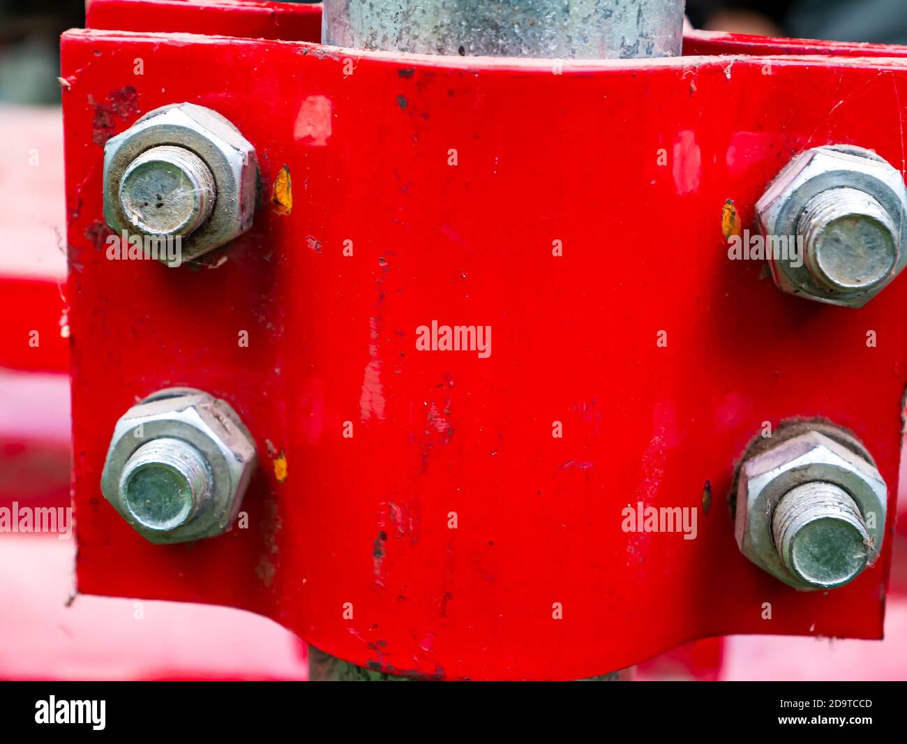 The metal clamp on the water pipe is bolted. Elimination of water