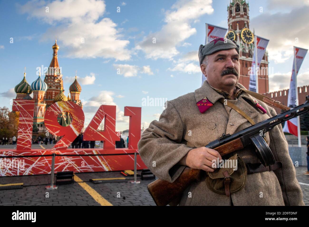 Moscow, Russia. 7th of November, 2020 A man in period costume is seen in Red Square during a two-day exhibition of WWII installations marking the 79th anniversary of the 1941 Red Square Parade. The exhibition features military hardware and installations depict scene of daily life in Moscow during WWII, the mobilisation and the work done by Muscovites to defend the Russian capital, and scenes of WWII battles that took place near Moscow Stock Photo