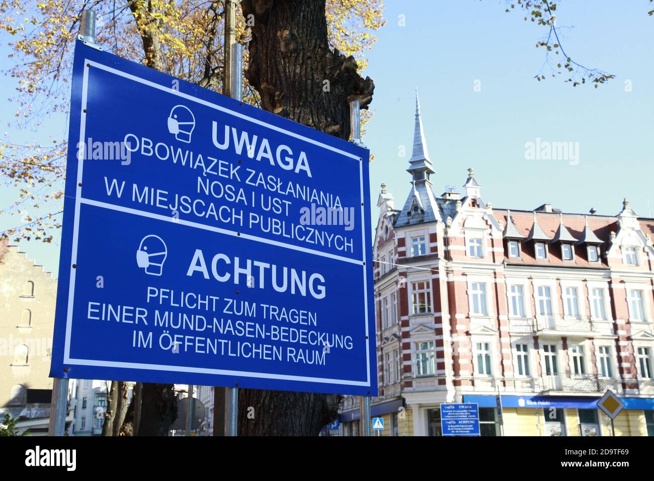 Ein Schild an der deutsch/polnischen Grenze in Görlitz/Zgorzelec zeigt Achtung - Pflicht zum Tragen einer Mund-Nasen-Bedeckung im öffentlichen Raum Zg Stock Photo