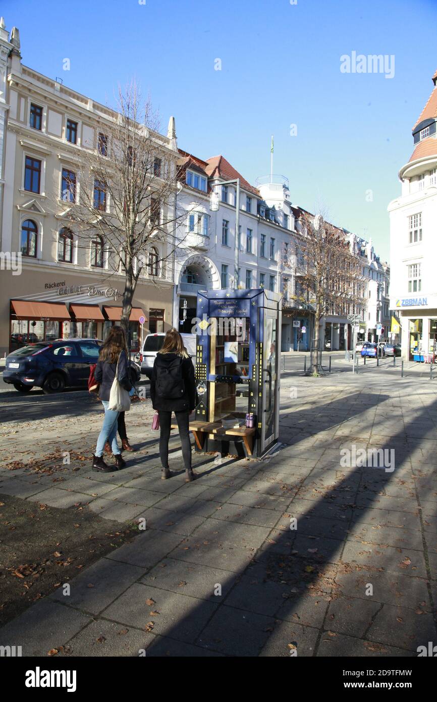 Die B cherboxx Auf Dem Wilhelmsplatz In G rlitz B cher Boxx Stock die-b-cherboxx-auf-dem-wilhelmsplatz-in-g-rlitz-b-cher-boxx-stock