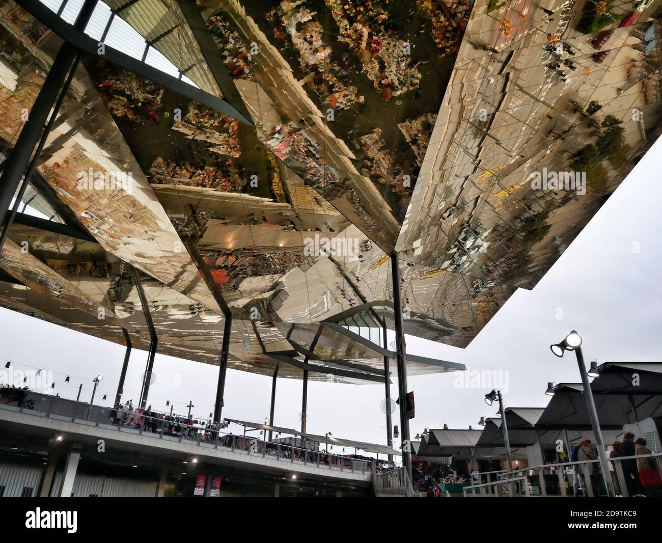 Mirror ceiling hi-res stock photography and images - Alamy