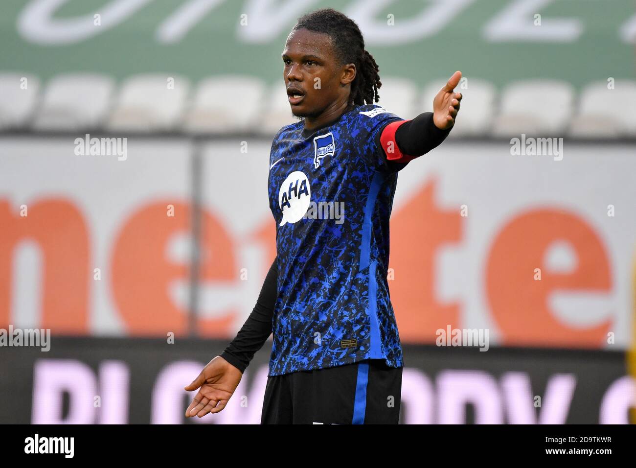Dedryck Boyata Hertha Bsc Gesture Gives Instructions Action Single Image Trimmed Single Motif Half Figure Half Figure Soccer 1st Bundesliga Season 2020 2021 7 Matchday Matchday07 Fc Augsburg Hertha Bsc Berlin B 0 3