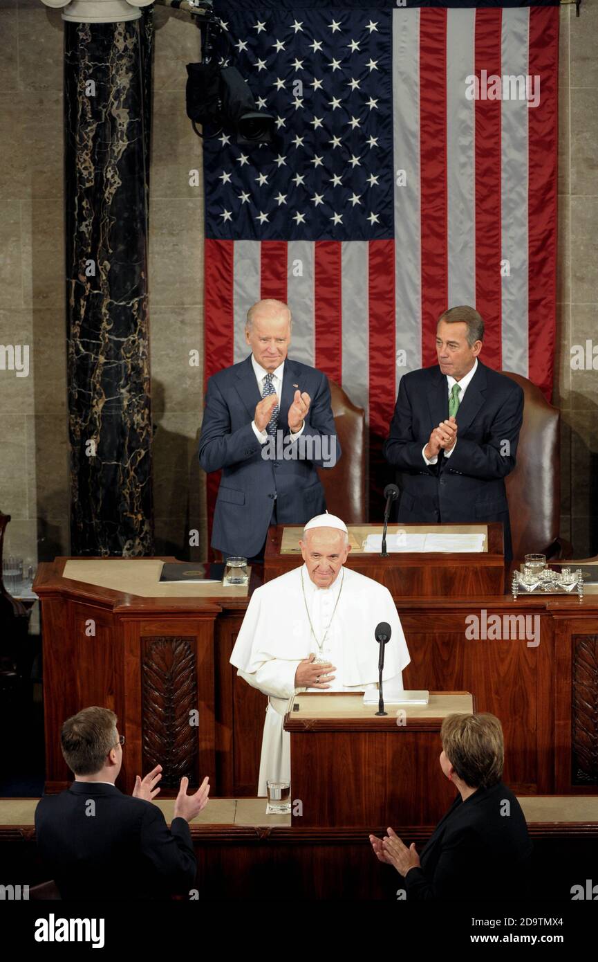 Washington, America. 24th Sep, 2015. NO FRANCE - NO SWITZERLAND: September 24, 2015 : House Speaker John Boehner of Ohio wipes his eyes as he listens to Pope Francis address a joint meeting of Congress on Capitol Hill in Washington, making history as the first pontiff to do so. At right is Vice President Joe Biden Credit: Independent Photo Agency/Alamy Live News Stock Photo