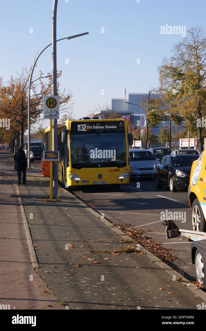 O-Bus: Auf dem Brunsbütteler Damm in Berlin-Spandau sollen zukünftig Oberleitungsbusse fahren. Stock Photo