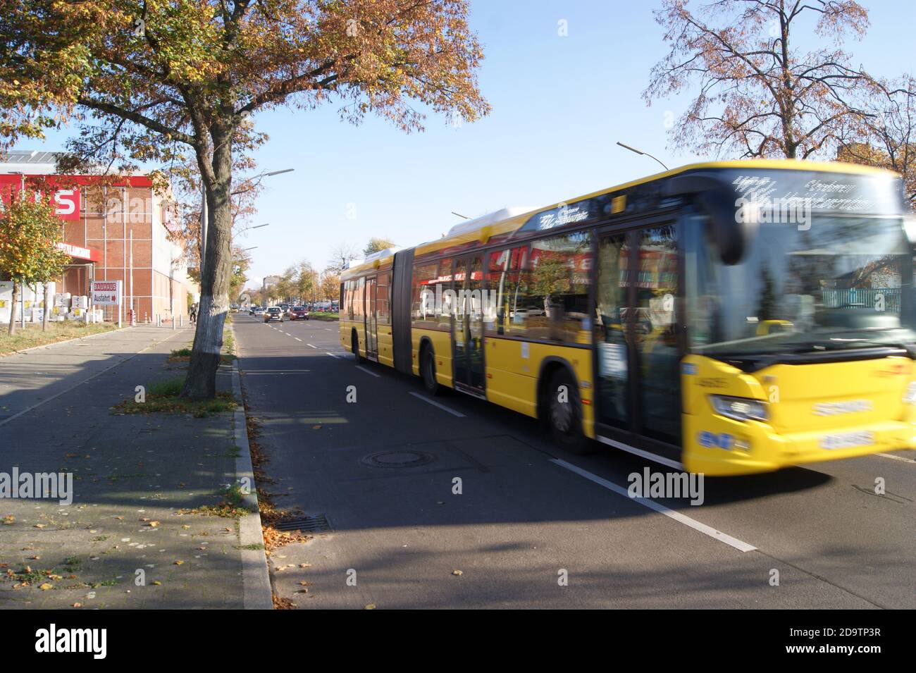 O-Bus: Auf dem Brunsbütteler Damm in Berlin-Spandau sollen zukünftig Oberleitungsbusse fahren. Stock Photo