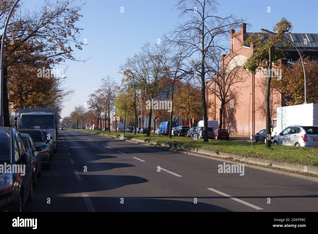 O-Bus: Auf dem Brunsbütteler Damm in Berlin-Spandau sollen zukünftig Oberleitungsbusse fahren. Stock Photo