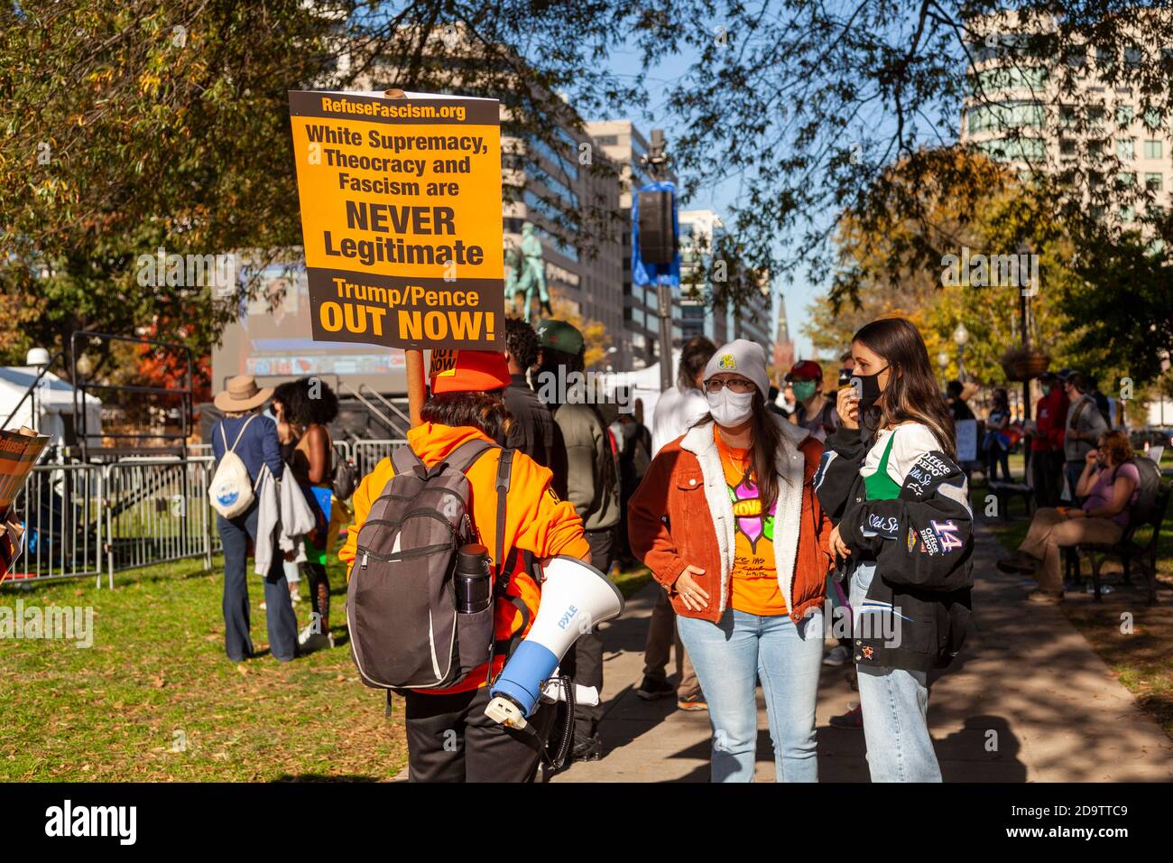 Washington DC, USA, 11/06/2020: After the elections, Anti-Trump Protesters make demonstrations in Black Lives Matter Plaza near White House. A woman i Stock Photo