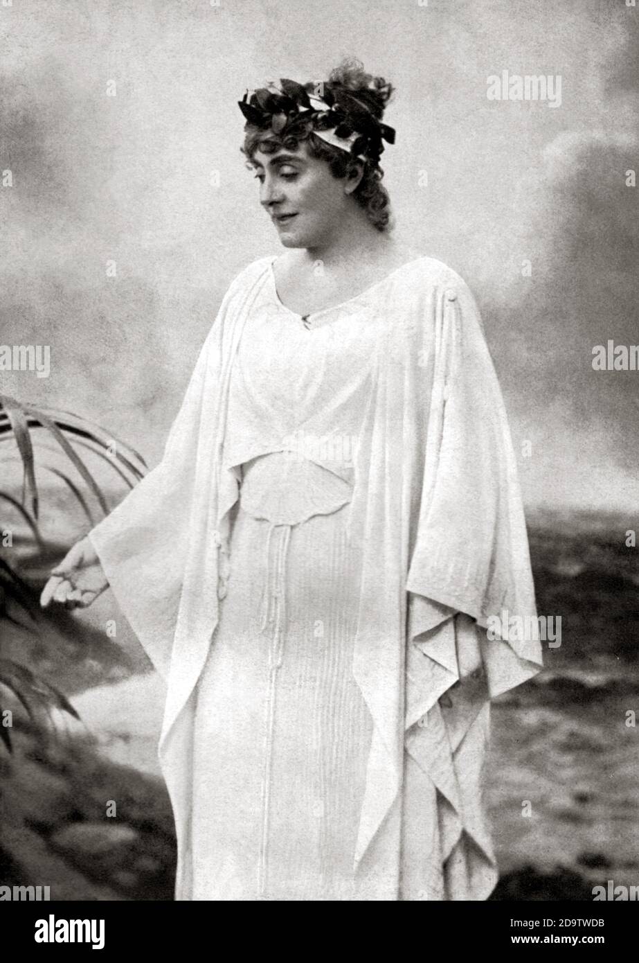 1904, AUSTRIA : The austrian actress Baroness STELLA von HOHENFELS (  Hohenfels-Berger , 1857 - 1920 ), in the role of IPHIGENIE . Unknown  photographer . - Ifigenia - Efigenia - NOBILITY -