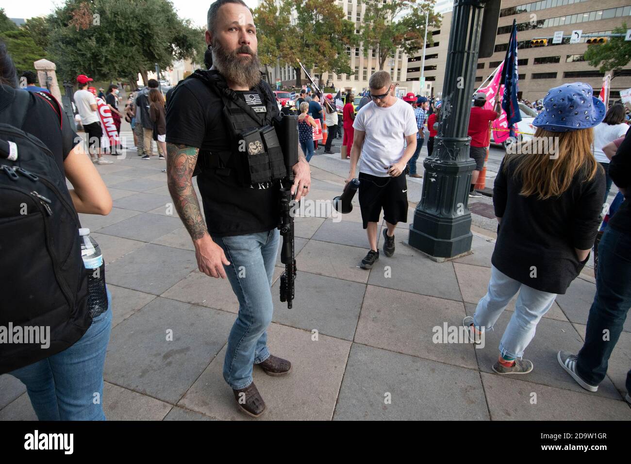 Austin, Texas, USA. 07th Nov, 2020. A gun-toting member of the Texas General Militia of Minute Men stands in front of the Texas Capitol as groups celebrating Joe Biden's election victory clash with pro-Trump supporters while Austin police and Texas troopers tried to keep the two groups apart. The protest numbered a few hundred people after Biden was declared the winner for President of the US on November 7, 2020. Credit: Bob Daemmrich/Alamy Live News Credit: Bob Daemmrich/Alamy Live NewsTrump supporter Stock Photo